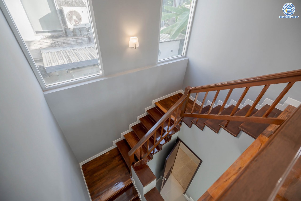 บ้านมือสองตกแต่งใหม่ โครงการ โนเบิล วานา วัชรพล ดีไซน์สุดโดดเด่น เนื้อที่ 68.5 ตร.ว. ฟังก์ชันจัดเต็ม 3 ห้องนอน 4 ห้องน้ำ 1 ห้องแม่บ้าน จอดรถได้ 2 คัน บนทำเลเดินทางสะดวก ใกล้เซ็นทรัลรามอินทรา, จุดขึ้นทางด่วน "สุขาภิบาล5-1" และรถไฟฟ้าสายสีชมพู "สถานีวัชรพล"